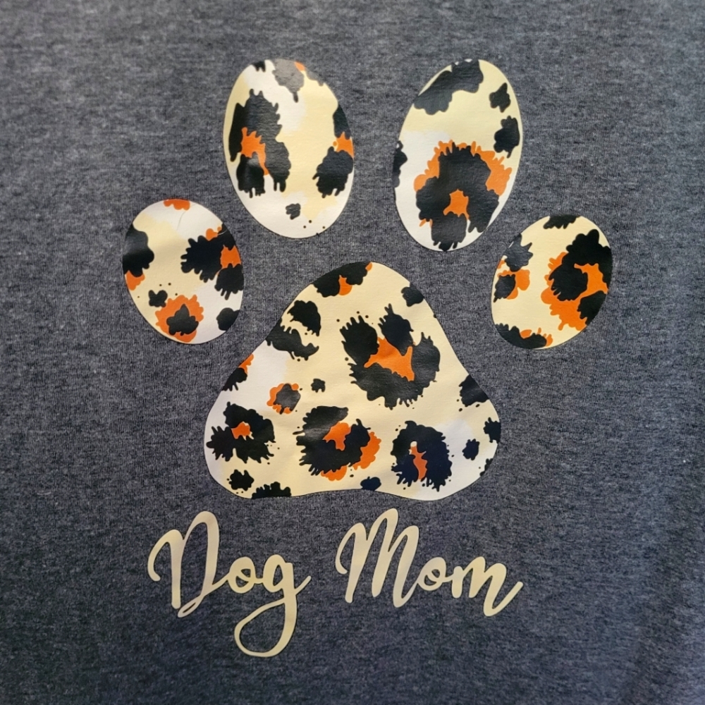 Dog Mom Leopard print t-shirt